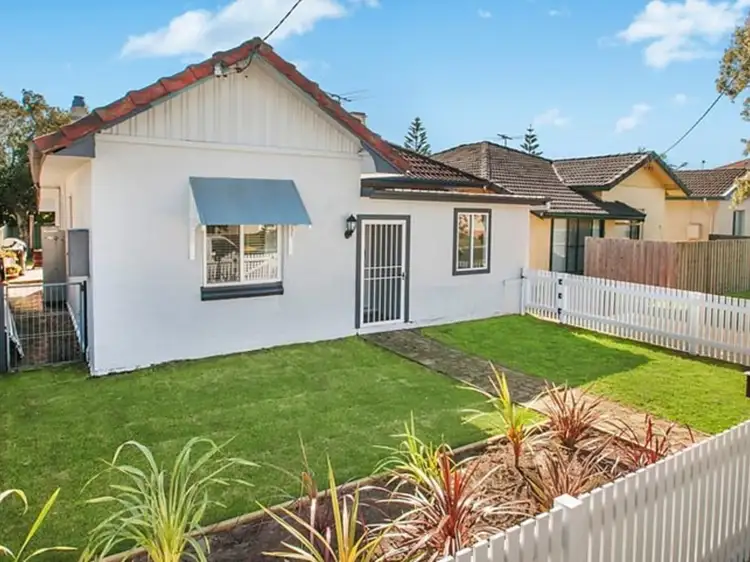 4 Griffith Avenue, Stockton NSW 2295