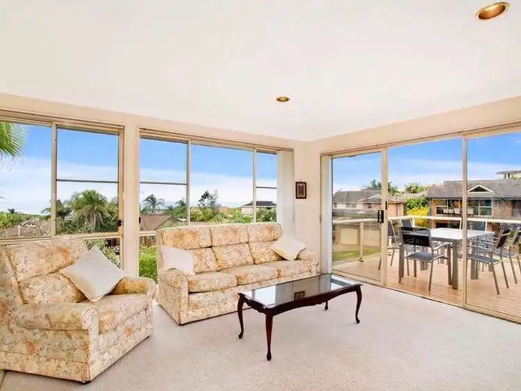 18 Sapphire Close, Caves Beach NSW 2281