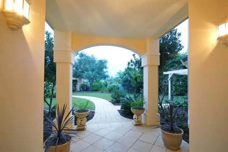 8 Kilburn Close, Carindale QLD 4152