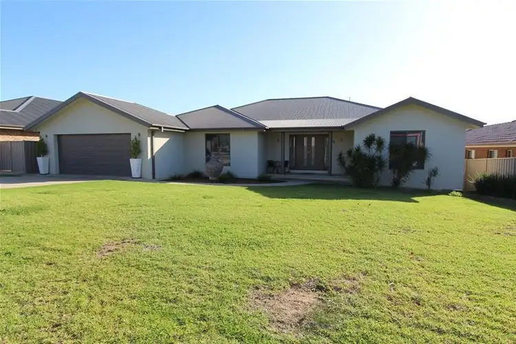 24 Deakin Avenue, Lloyd NSW 2650