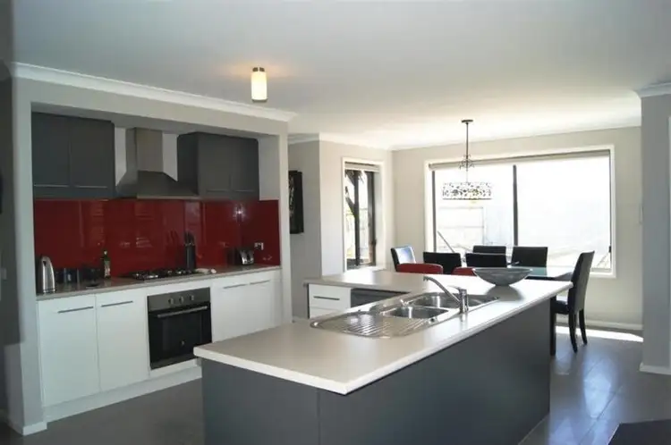 8 Dalmont Bay, Inverloch VIC 3996