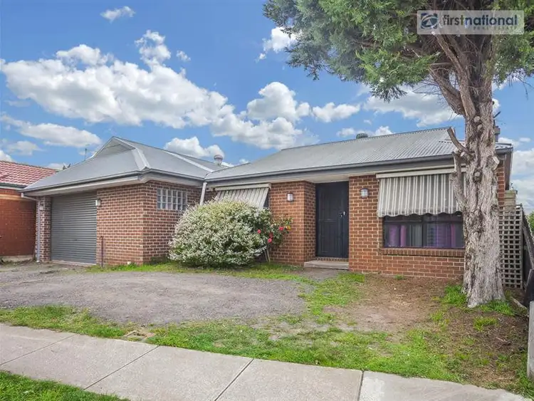 33 Matthews Crescent, Roxburgh Park VIC 3064