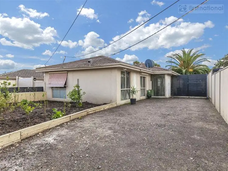 8 WOODBURN Crescent, Meadow Heights VIC 3048