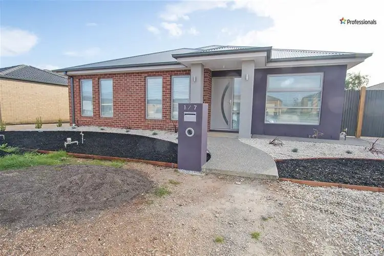 1/7 Borrowdale Road, Melton West VIC 3337