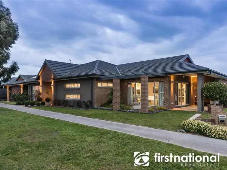 8 Waterside Drive, Pakenham VIC 3810