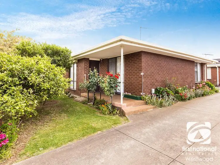 2/13 Hogan Grove, Werribee VIC 3030