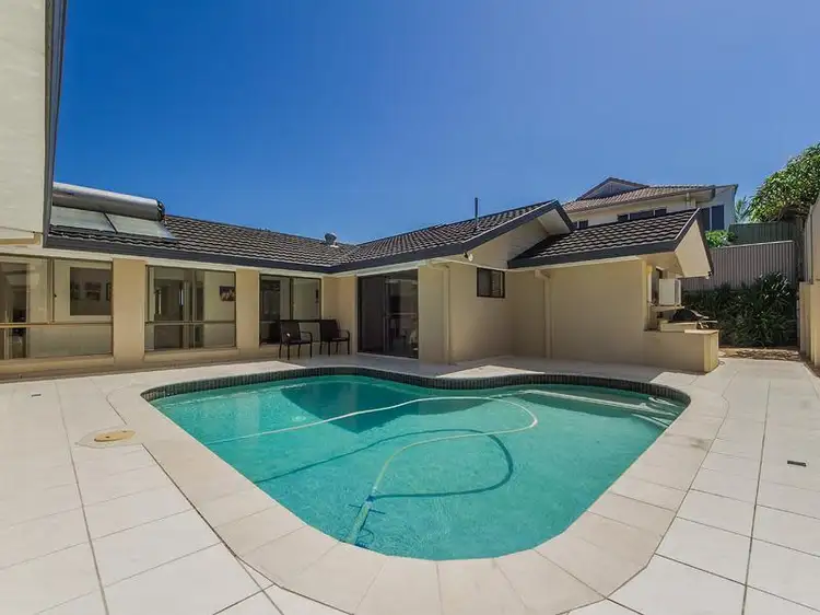 2 Nelson Court, Benowa QLD 4217