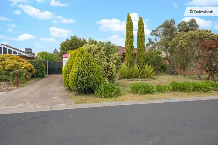 3 Evelyn Close, Melton West VIC 3337
