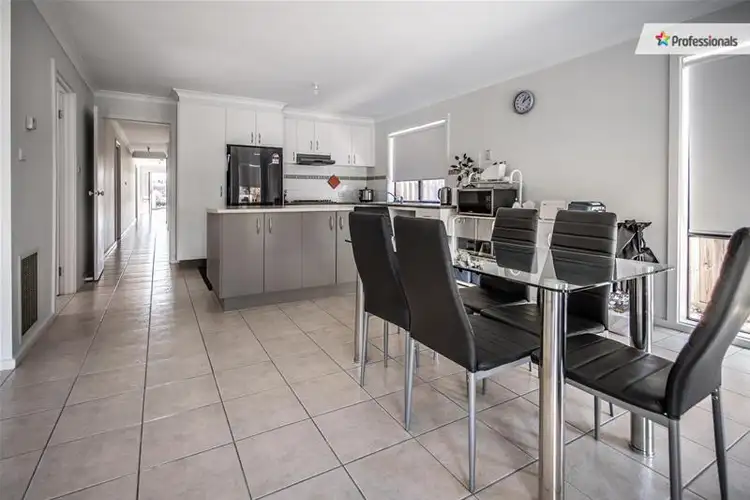 6 Sunderland Way, Melton West VIC 3337