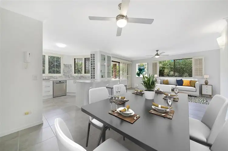 'MAINWAY LODGE' 4 Peak Avenue, Main Beach QLD 4217
