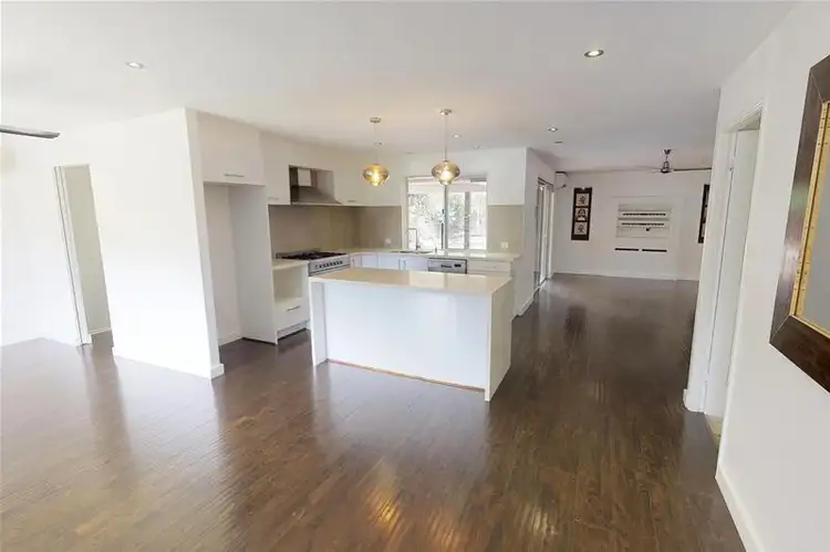 8 Kalamunda Close, Elanora QLD 4221