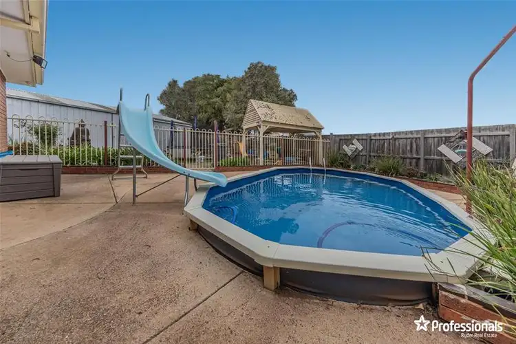 6 Howe Court, Melton South VIC 3338