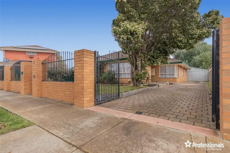 1 Blaxland Road, Melton South VIC 3338