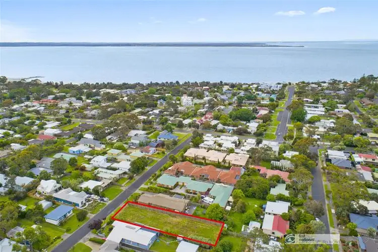 11 Wyndham Avenue, Cowes VIC 3922