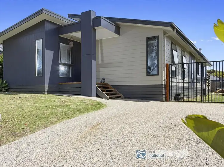 2 Thruxton Street, Cowes VIC 3922