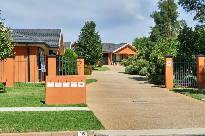 4/18 Hargrave Avenue, Lloyd NSW 2650