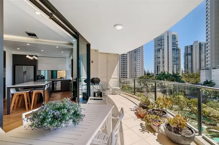 9/11 Peak Avenue, Main Beach QLD 4217