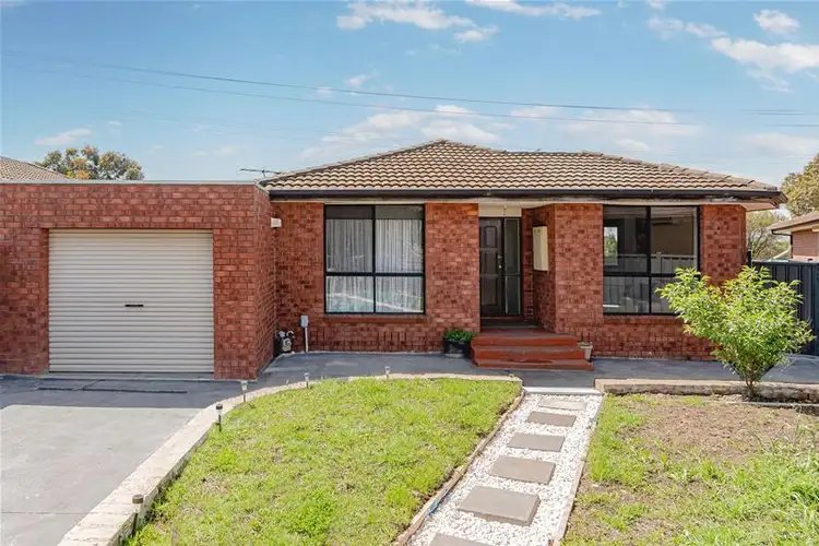 1/18 woods Close, Meadow Heights VIC 3048