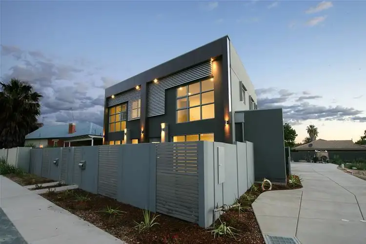 Main view of Homely unit listing, 2/70 Travers Street, Wagga Wagga NSW 2650