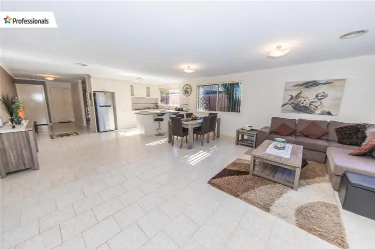 2/92 Westmelton Drive, Melton West VIC 3337