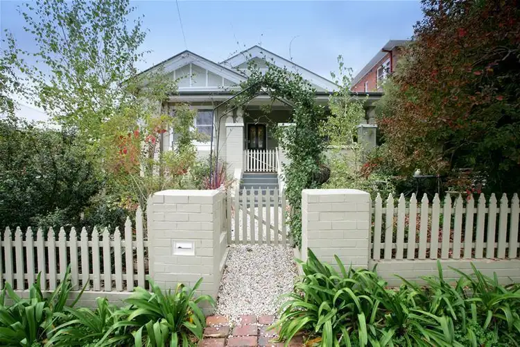 9 Young Street, Turvey Park NSW 2650