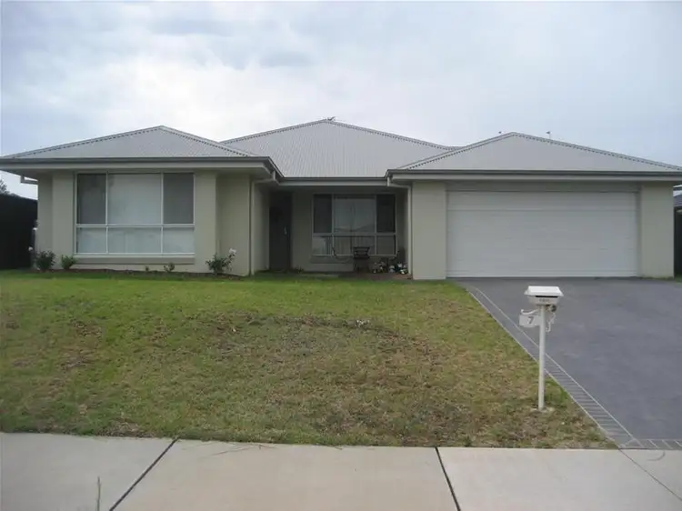 7 Tallowwood Drive