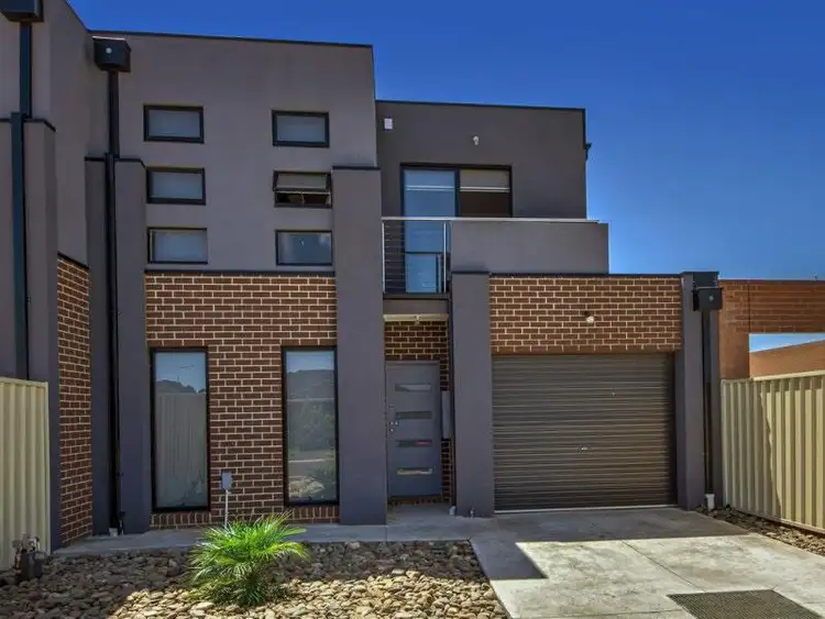 2/76 Greenhills Drive, Kurunjang VIC 3337