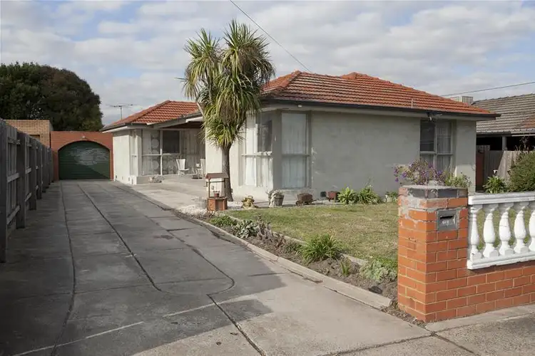17 Shalimar Crescent, Dandenong North VIC 3175
