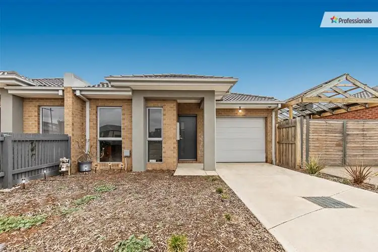 2/9 Cooloongup Crescent, Melton West VIC 3337
