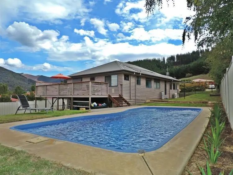 18 Norman Court, Bright VIC 3741