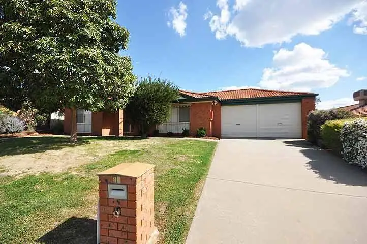 33 Kirrang Avenue, Glenfield Park NSW 2650