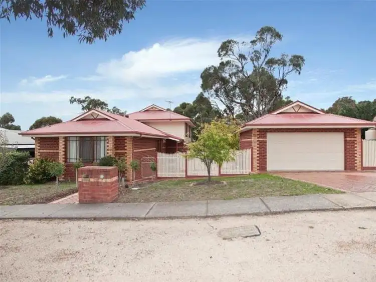7 Yellow Gum Blvd, Sunbury VIC 3429