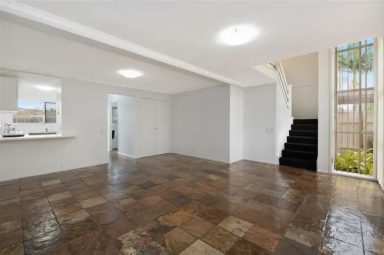 2/4 Akeringa Place, Mooloolaba QLD 4557