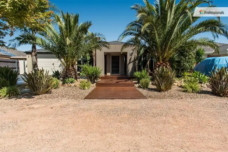 15 Carlyon Close, Melton West VIC 3337