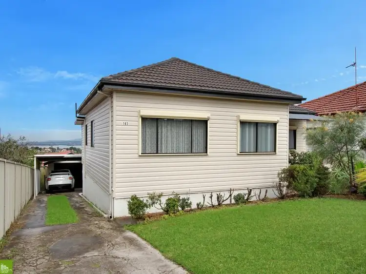 183 Flagstaff Road, Lake Heights NSW 2502