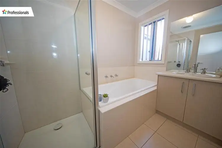 Seventh view of Homely house listing, 2 Cherry Close, Melton West VIC 3337