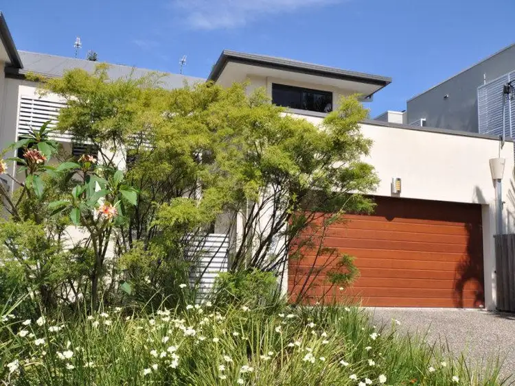 2/5 Sandown Avenue, Bundall QLD 4217