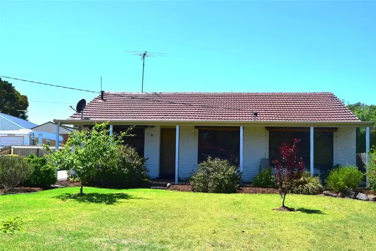 9 Corvi Crt, Lara VIC 3212