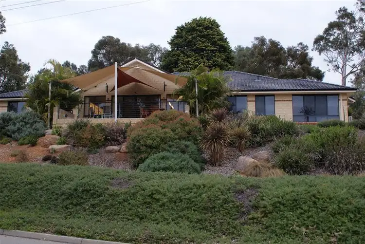 2 Bromfield Drive, Kelmscott WA 6111