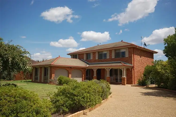 5 Lake Side Drive, Lake Albert NSW 2650
