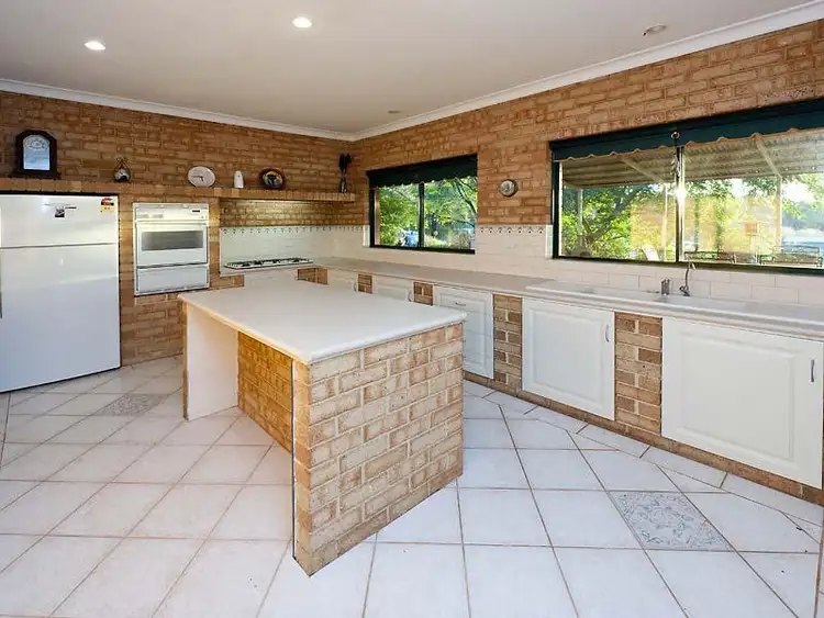 Sixth view of Homely house listing, 2 Warfield Place, Martin WA 6110