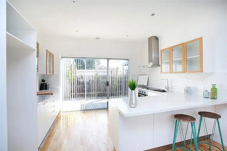 2/24 Glencairn Avenue, Deer Park VIC 3023