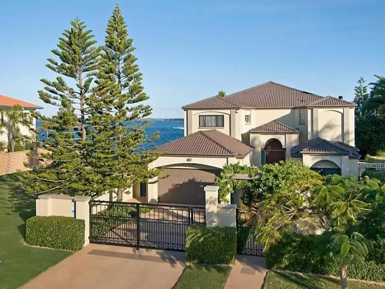 15 King Arthurs Court, Sovereign Islands QLD 4216