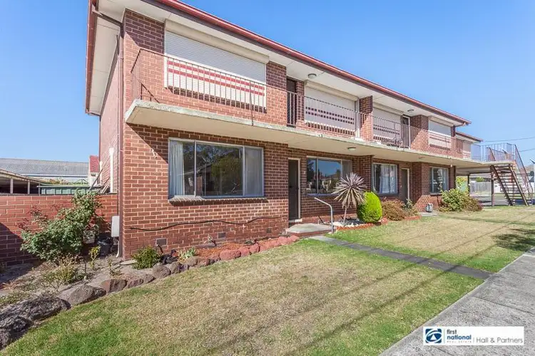 2/33 Gladstone  Road, Dandenong VIC 3175