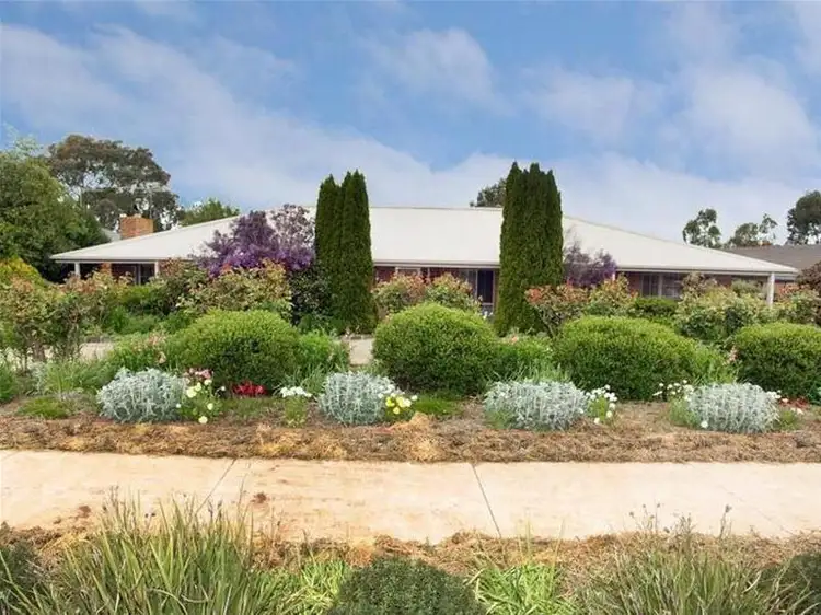 9 Jinker Way, Romsey VIC 3434