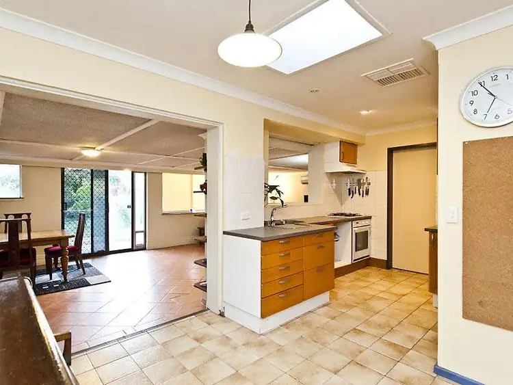 Seventh view of Homely house listing, 6 Heron Court, Camillo WA 6111