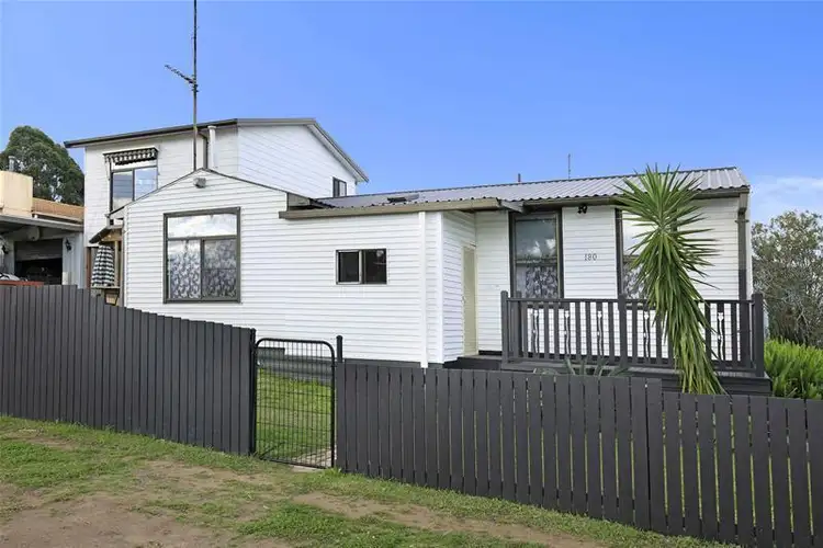180 Princes Highway, Unanderra NSW 2526
