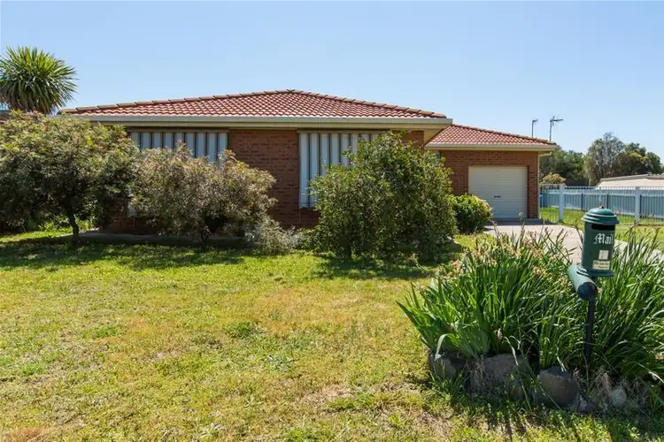 10 Avocet Drive, Estella NSW 2650