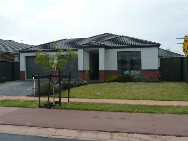 8 Lindsay Gardens, Point Cook VIC 3030