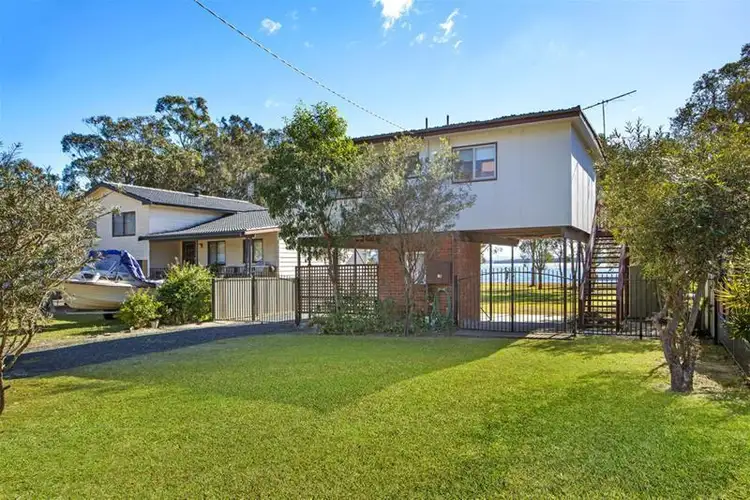 10 Lloyd Avenue, Chain Valley Bay NSW 2259